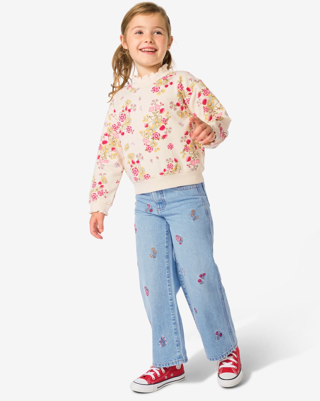 HEMA HEMA Kinderjeans Wijd Bloemen Lichtblauw (lichtblauw) 1 HEMA HEMA Kinderjeans Wijd Bloemen Lichtblauw (lichtblauw)
